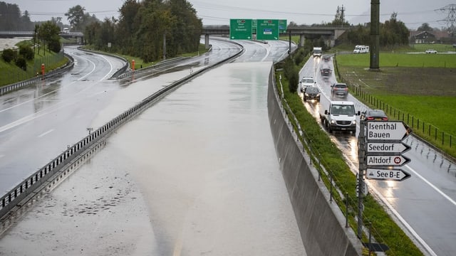 Die Autobahn als Überlaufbecken: Im Kanton Uri hat der Hochwasserschutz funktioniert. Die Autobahn als Überlaufbecken: Im Kanton Uri hat der Hochwasserschutz funktioniert.