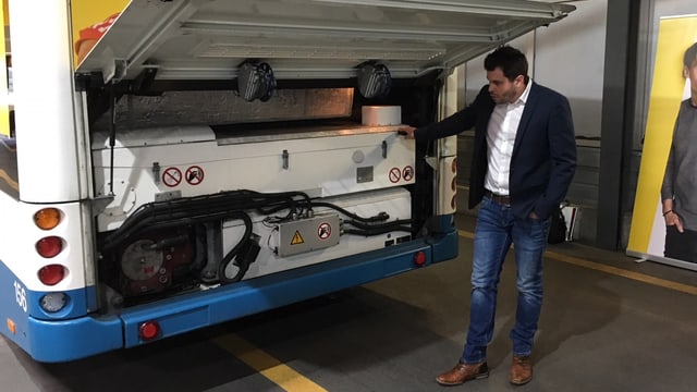Ein Trolleybus von hinten, eine Klappe ist offen, darin sieht man einen Elektromotor. Ein Trolleybus von hinten, eine Klappe ist offen, darin sieht man einen Elektromotor.