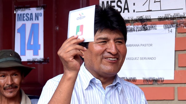 Evo Morales, Boliviens amtierender Staatspräsident möchte zum 4. Mal Präsident werden. Er hält vor einem Wahllokal in Villa 14 de Septiembre seinen Wahlzettel hoch und lacht. Evo Morales, Boliviens amtierender Staatspräsident möchte zum 4. Mal Präsident werden. Er hält vor einem Wahllokal in Villa 14 de Septiembre seinen Wahlzettel hoch und lacht.