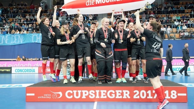 Feiernde Unihockey-Frauen in Bern Feiernde Unihockey-Frauen in Bern