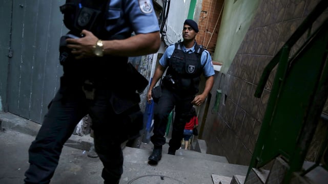 Polizisten patrouillieren durch die Favela Santa Marta Polizisten patrouillieren durch die Favela Santa Marta
