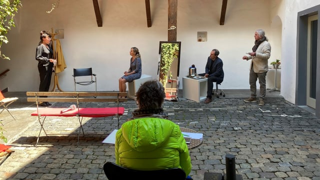 Duas acturas e dus acturs sin tribuna vid exercitar. Duas acturas e dus acturs sin tribuna vid exercitar.