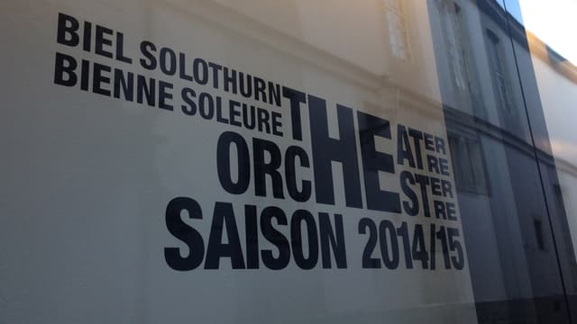 Schriftzug des Theaters an einer Scheibe Schriftzug des Theaters an einer Scheibe