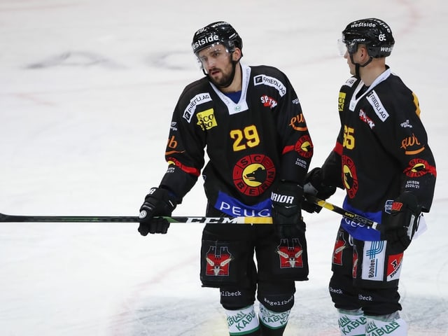 Enttäuschte Spieler des SC Bern. Enttäuschte Spieler des SC Bern.
