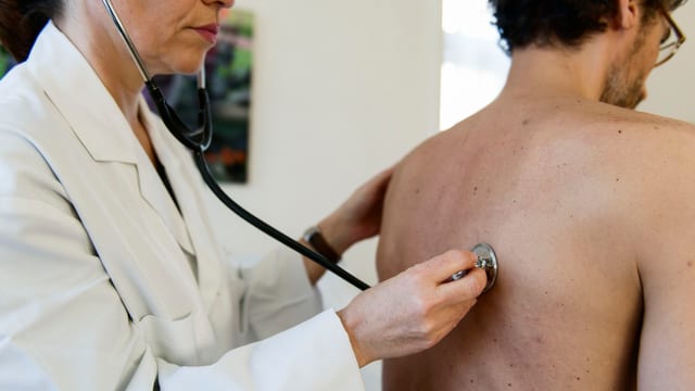 Arzt bei der Untersuchung eines Patienten Arzt bei der Untersuchung eines Patienten