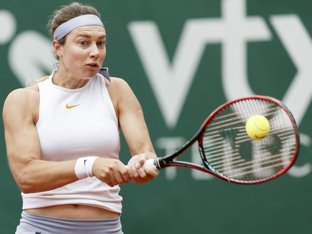 Stefanie Vögele mit Return Stefanie Vögele mit Return