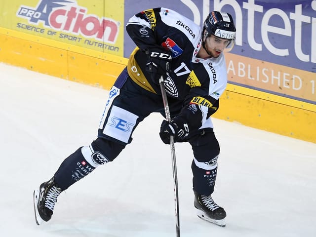 Igor Jelovac mit dem Stock am Puck. Igor Jelovac mit dem Stock am Puck.