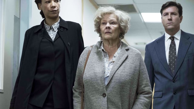 alte Frau, rechts davon Mann, links Frau alte Frau, rechts davon Mann, links Frau