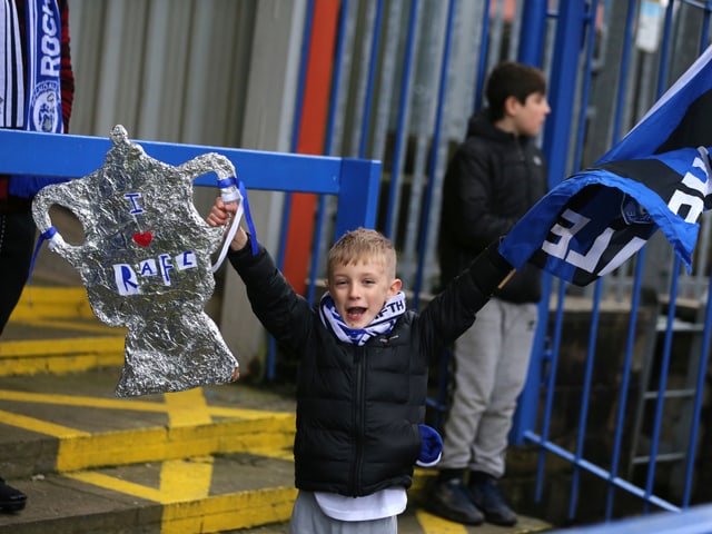 Junger Fan mit Pokal-Attrappe