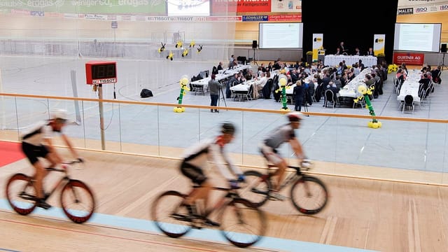 Radfahrer neben BDP-Delegierte Radfahrer neben BDP-Delegierte