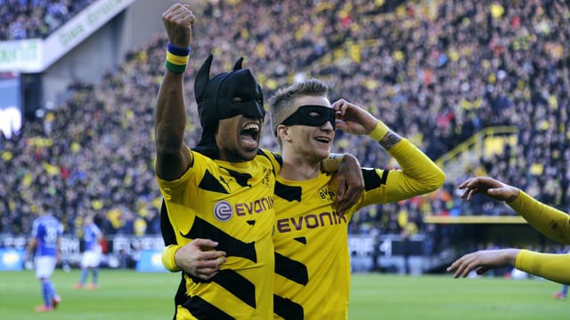 Pierre-Emerick Aubameyang und Marco Reus bejubeln als Batman und Robin verkleidet das 1:0.