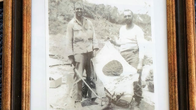 Zwei Männer posieren mit der Flagge Japans. Zwei Männer posieren mit der Flagge Japans.