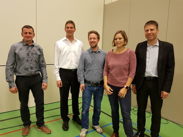 La nova suprastanza communala da Trin.Hans Jakob Telli, Maurus Caflisch, Simon Schwarzenbach, Silvia Capatt e Luis Casty. La nova suprastanza communala da Trin.Hans Jakob Telli, Maurus Caflisch, Simon Schwarzenbach, Silvia Capatt e Luis Casty.