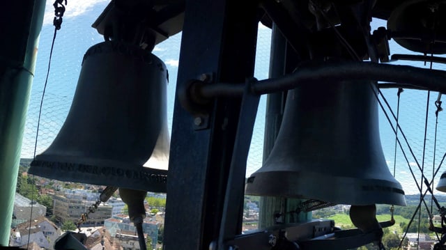 Glocken in einem Turm über einer Stadt. Glocken in einem Turm über einer Stadt.