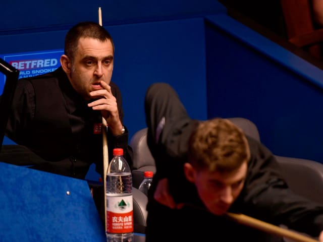 Ronnie O'Sullivan hat gegen den jungen Amateur James Cahill das Nachsehen. Ronnie O'Sullivan hat gegen den jungen Amateur James Cahill das Nachsehen.