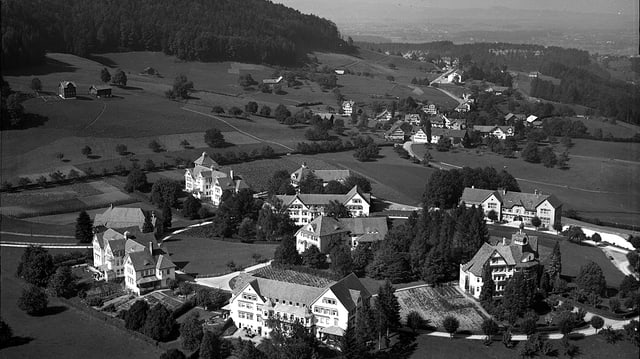 Historische Luftaufnahme (schwarz-weiss) der damaligen Heil- und Pflegeanstalt in Herisau (AR). Historische Luftaufnahme (schwarz-weiss) der damaligen Heil- und Pflegeanstalt in Herisau (AR).