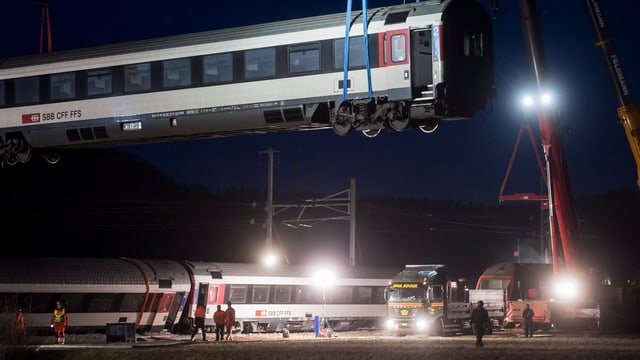 Ein Kran hebt einen Bahnwagen. Ein Kran hebt einen Bahnwagen.
