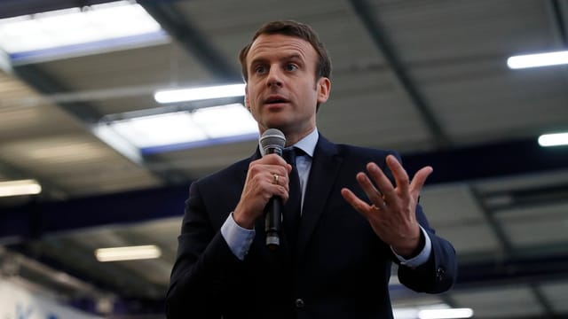 Emmanuel Macron spricht in ein Mikrofon Emmanuel Macron spricht in ein Mikrofon