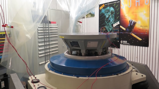 Bild des sogenannten Shakers: Ein Gerät mit einer Platte, auf der die Messgeräte auf Vibrationen getestet werden. Bild des sogenannten Shakers: Ein Gerät mit einer Platte, auf der die Messgeräte auf Vibrationen getestet werden.
