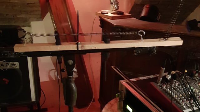 Dieses Instrument aus Holz und Draht erzeugt alle Geräusche, die man für einen guten Horrorfilm braucht. Dieses Instrument aus Holz und Draht erzeugt alle Geräusche, die man für einen guten Horrorfilm braucht.
