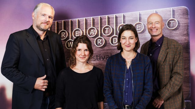 Phlippe van Doornick, Seraina Nyikos, Marie Leuenberger und Stefan Hoffmann lächeln in die Kamera. Phlippe van Doornick, Seraina Nyikos, Marie Leuenberger und Stefan Hoffmann lächeln in die Kamera.
