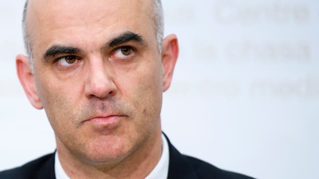Gesundheitsminister Alain Berset vor neutralem Hintergrund Gesundheitsminister Alain Berset vor neutralem Hintergrund