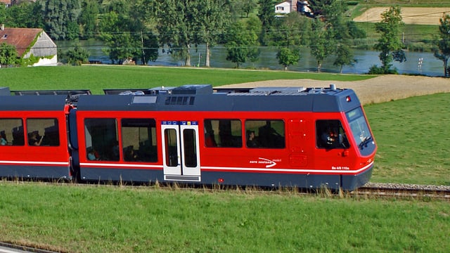 Roter Zug der Aare Seeland Mobil ASM. Roter Zug der Aare Seeland Mobil ASM.