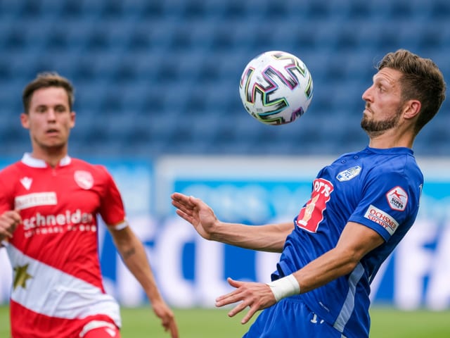 Thuns Nias Hefti gegen Luzerns Simon Grether. Thuns Nias Hefti gegen Luzerns Simon Grether.