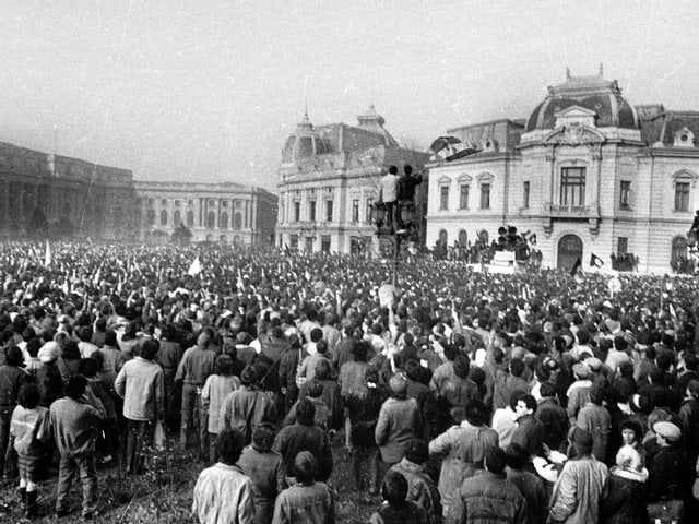 Schwarzweiss Aufnahme, Menschen auf Platz stehend