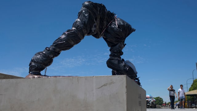 Die Messi-Statue nach der 1. Attacke durch Vandalen Die Messi-Statue nach der 1. Attacke durch Vandalen