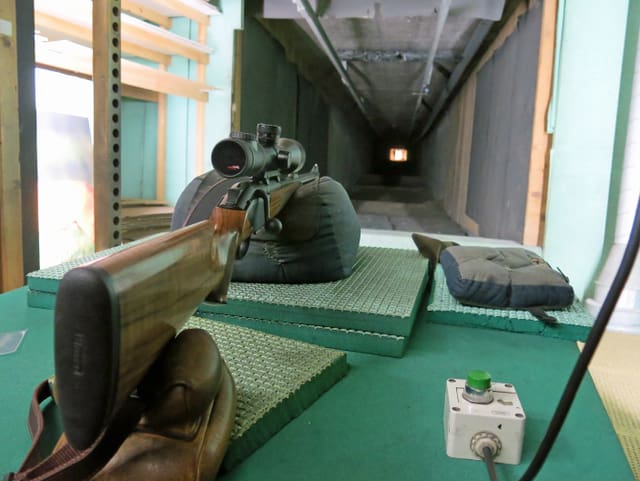 Ein Gewehr mit Zielfernrohr.