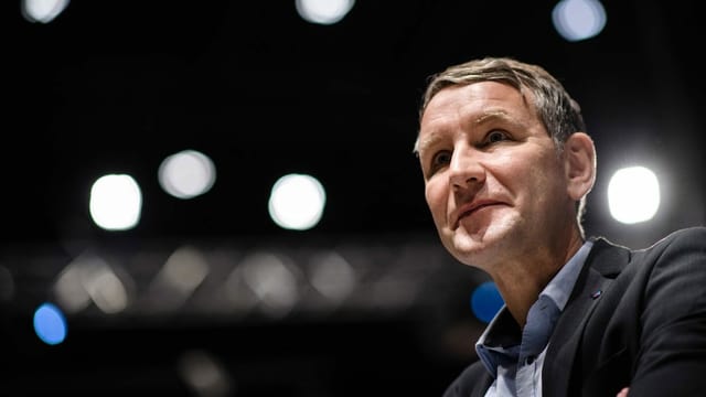 Ein Mann im Scheinwerferlicht. Ein Mann im Scheinwerferlicht.