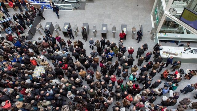 Das Publikum vor dem Eingang von oben fotografiert. Das Publikum vor dem Eingang von oben fotografiert.