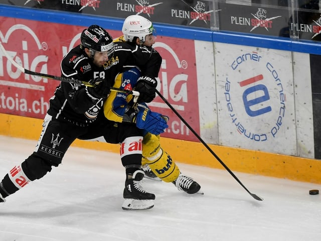 Luganos Romain Loeffel (links) knöpft sich Davos-Captain Andres Ambühl vor. Luganos Romain Loeffel (links) knöpft sich Davos-Captain Andres Ambühl vor.