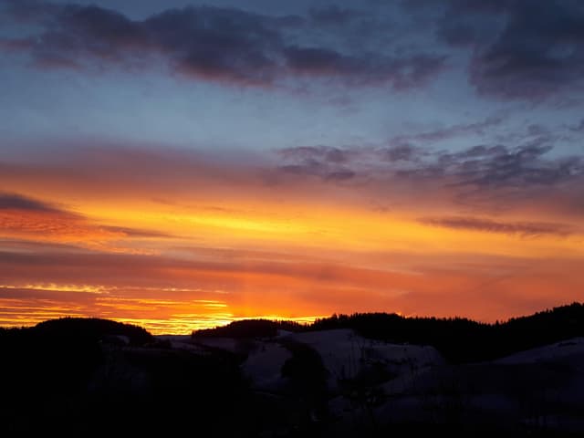 Violett oranger Himmel.