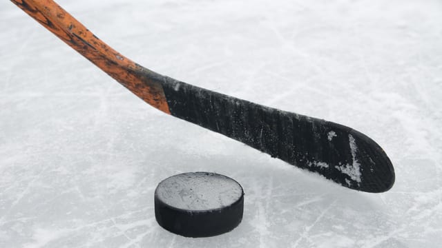 Bastun da hockey e puck. Bastun da hockey e puck.