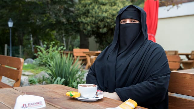 Auch der Zwang zur Verhüllung soll in der Schweiz verboten werden, wenn es nach den Initianten geht. Auch der Zwang zur Verhüllung soll in der Schweiz verboten werden, wenn es nach den Initianten geht.