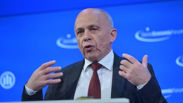 Ueli Maurer an einem Rednerpult gestikulierend. Ueli Maurer an einem Rednerpult gestikulierend.