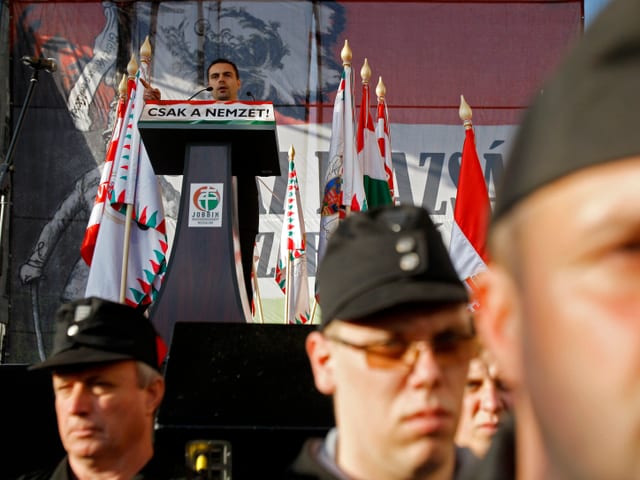 Vona spricht bei einer Jobbik-Versammlung, 2011 in Budapest Vona spricht bei einer Jobbik-Versammlung, 2011 in Budapest