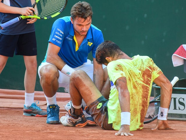 Stan Wawrinka erkundigt sich bei seinem Gegner nach dessen Zustand. Stan Wawrinka erkundigt sich bei seinem Gegner nach dessen Zustand.
