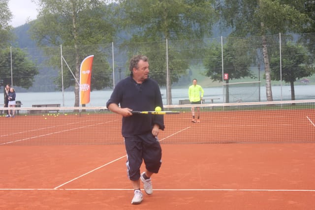 Marco Rima balanciert einen Ball auf dem Racket.