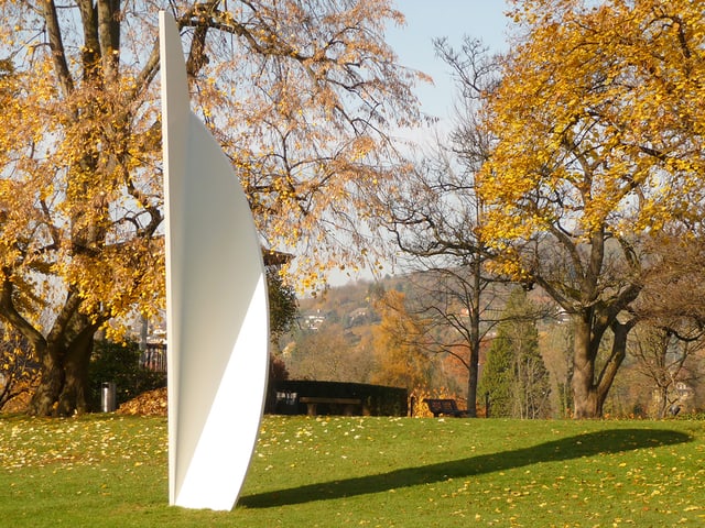 Weisse, geometrische Skulptur in einem herbstlichen Garten. Weisse, geometrische Skulptur in einem herbstlichen Garten.