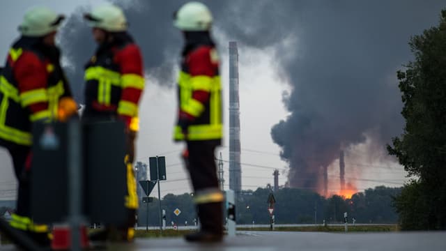 Feuerwehrleute in der Nähe des Grossbrandes Feuerwehrleute in der Nähe des Grossbrandes
