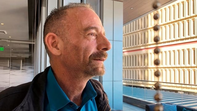 Mann mit Bart und lichtem Haar in Krankenhaushalle Mann mit Bart und lichtem Haar in Krankenhaushalle