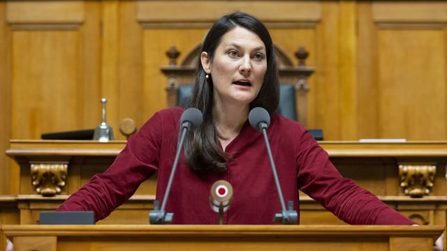 Tiana Moser am Rednerpult im Bundeshaus. Tiana Moser am Rednerpult im Bundeshaus.