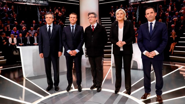 Fünf Personen im Fernsehstudio. Fünf Personen im Fernsehstudio.