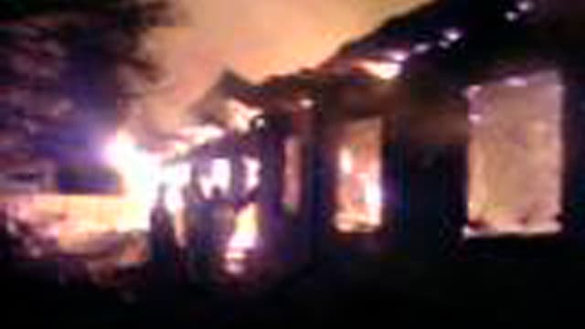 Ein Haus steht in Flammen. Ein Haus steht in Flammen.