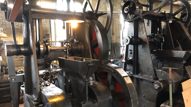 Eine grosse schwarze Maschine mit vielen runden Sachen. Eine grosse schwarze Maschine mit vielen runden Sachen.