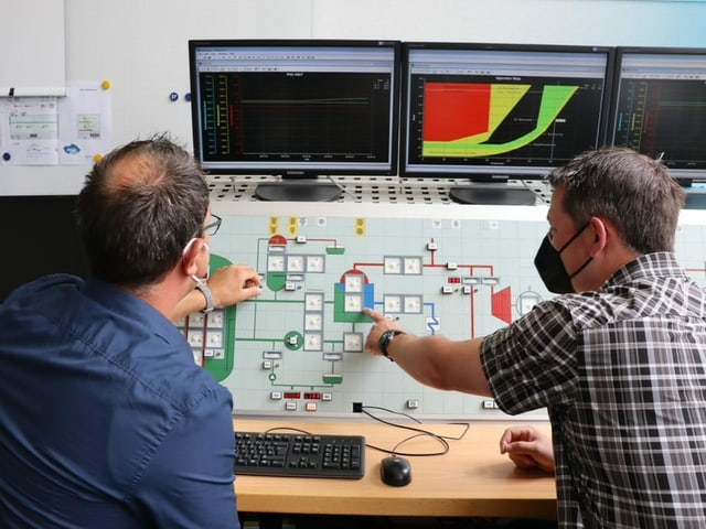 Michael Wernli und Michel Bürgin üben am Simulator den Umgang mit Störfällen im Kernkraftwerk. Michael Wernli und Michel Bürgin üben am Simulator den Umgang mit Störfällen im Kernkraftwerk.