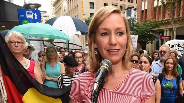Die grüne Parlamentarierin Larissa Waters bei einer Demonstration für Flüchtlinge. Die grüne Parlamentarierin Larissa Waters bei einer Demonstration für Flüchtlinge.